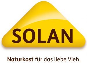 Logo von SOLAN auf einem gelben, dreieckigen Symbol mit dem Slogan "Naturkost für das liebe Vieh.